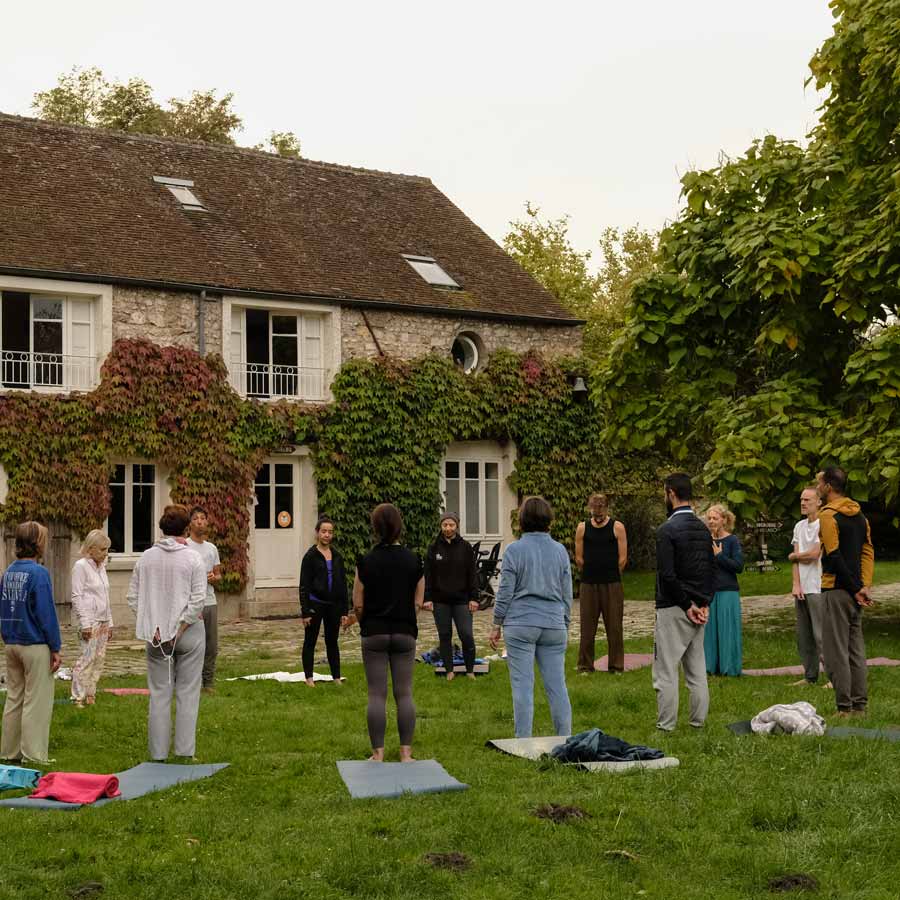 Groupe d'entreprise faisant des exercices physiques en cercle dans la nature