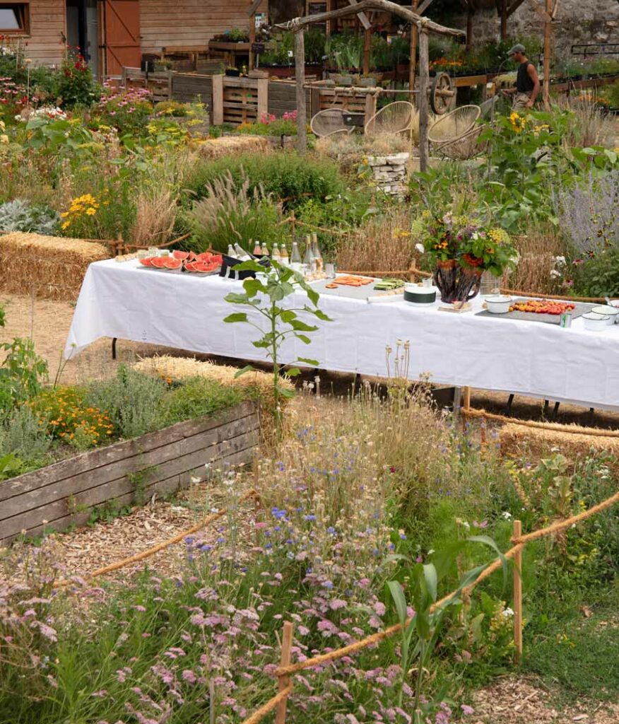 Grand buffet champêtre pour un évènement dans un jardin
