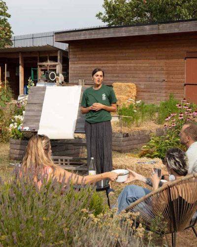 Coach parlant lors d'un team building d'équipe dans un jardin