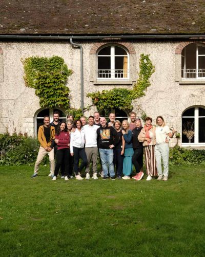 Portrait d'equipe pendant un séminaire d'entreprise au vert